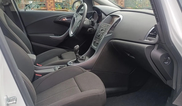 Opel Astra cena 28100 przebieg: 202000, rok produkcji 2013 z Staszów małe 154